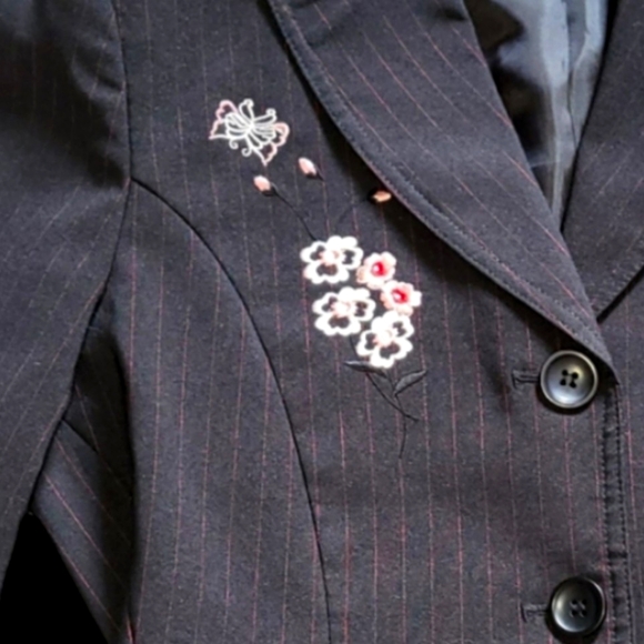 Women's Three-button Striped Embroidered Blazer Jacket and Skirt Set - Picture 9 of 9